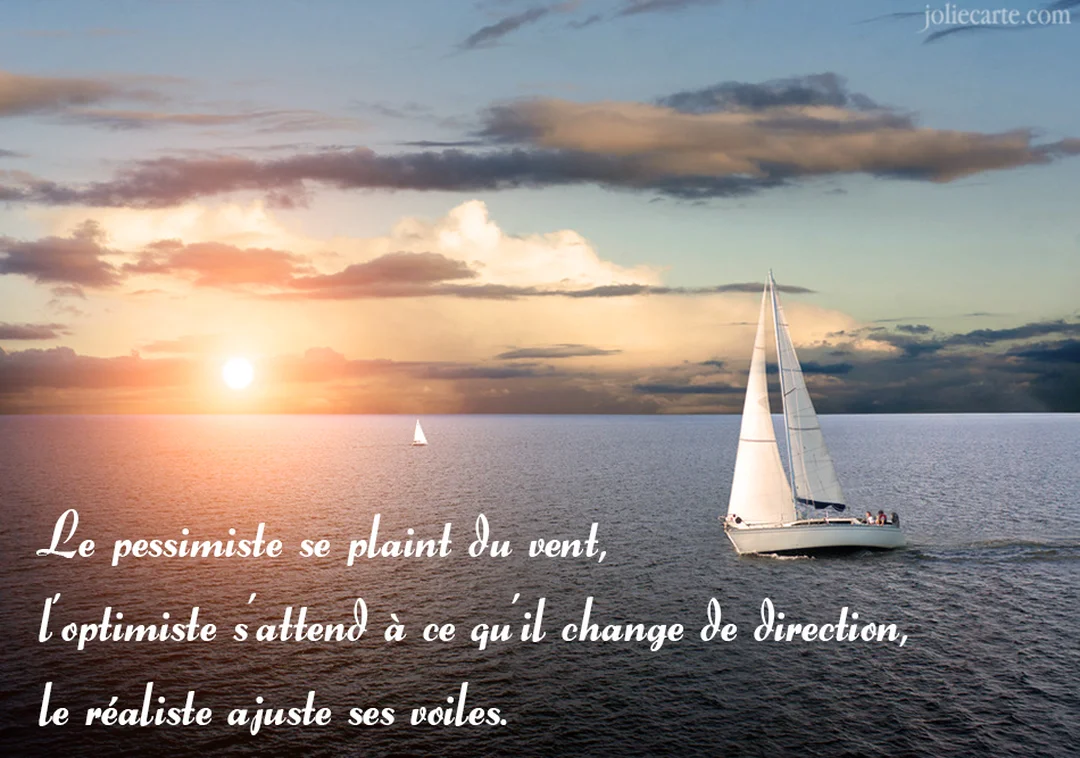 Un voilier blanc navigue sur l'océan vers un soleil couchant, sous un ciel nuageux, illustrant une citation sur le réalisme.