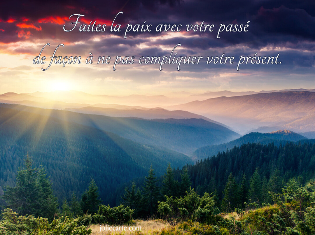 Une citation sur le passé et le présent est superposée à un paysage montagneux baigné par la lumière d'un lever de soleil.