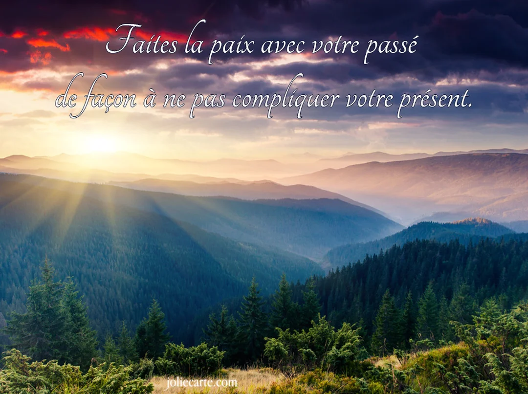 Une citation sur le passé et le présent est superposée à un paysage montagneux baigné par la lumière d'un lever de soleil.