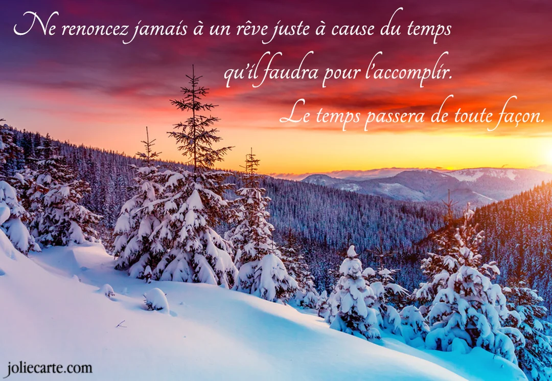 Paysage hivernal de montagnes couvertes de neige et de sapins, sous un ciel coloré au coucher du soleil avec une citation inspirante.