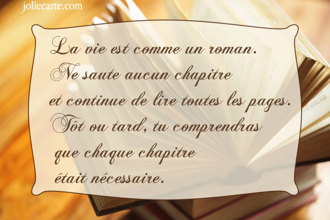 Un vieux livre ouvert avec des pages qui tournent, sur lequel est superposée une citation philosophique sur la vie et ses chapitres.