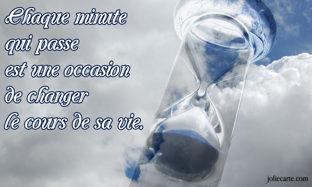 Un sablier en verre contenant du sable bleu est superposé à un ciel rempli de nuages, avec une citation inspirante sur le changement.