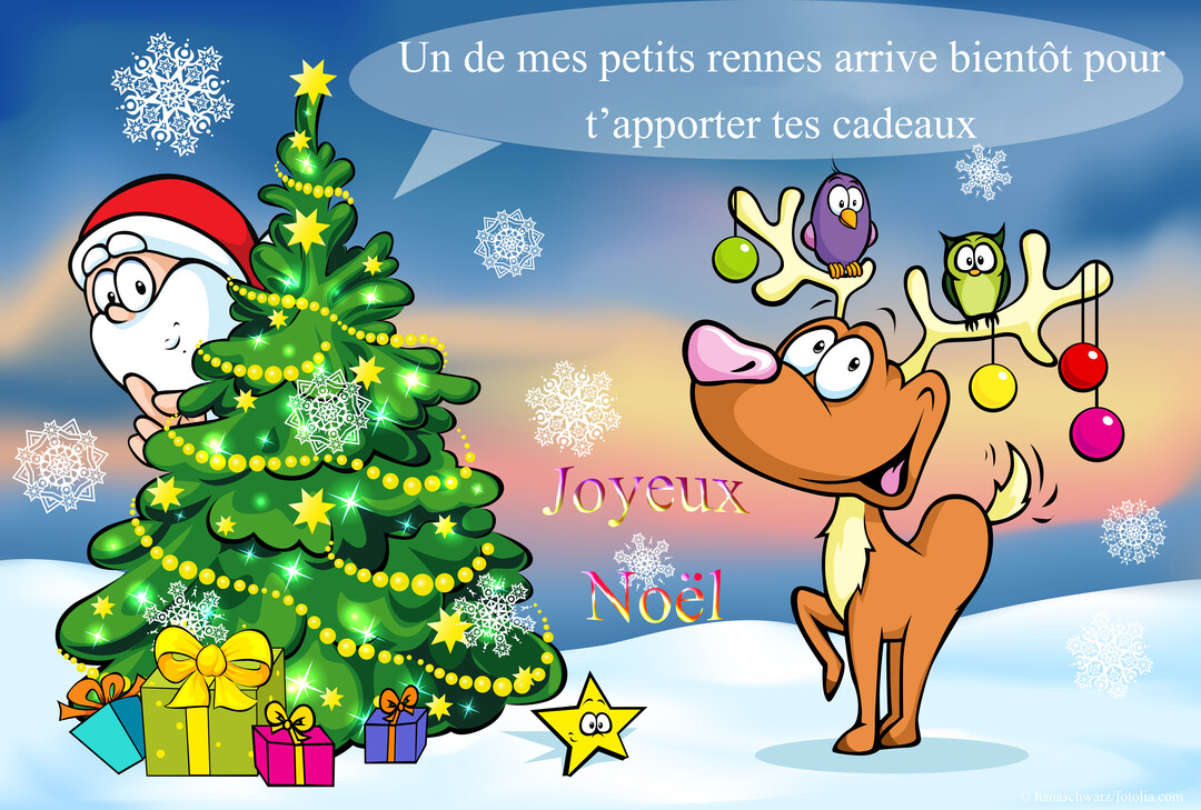 Dans un paysage enneigé, le Père Noël se cache derrière un sapin illuminé, tandis qu'un renne comique sourit, ses bois ornés d'oiseaux.