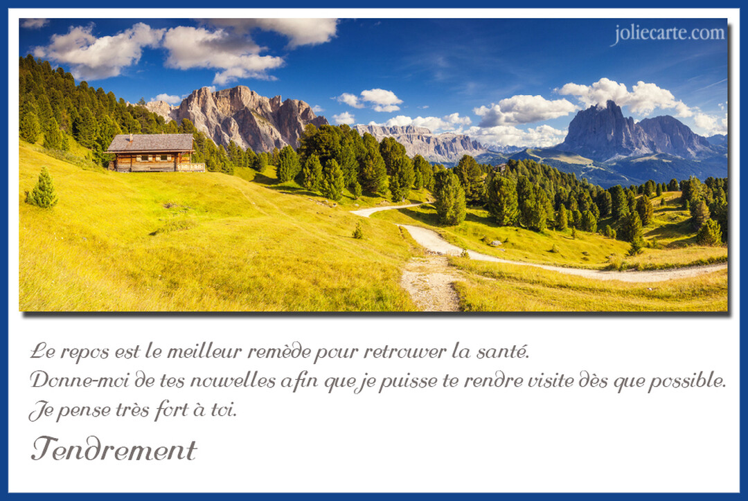 Un chalet en bois est niché sur une colline herbeuse, avec un sentier sinueux, des sapins et des montagnes majestueuses sous un ciel bleu.