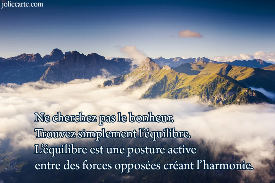 Une chaîne de montagnes aux sommets rocheux et verdoyants se dresse au-dessus d'une épaisse mer de nuages sous un ciel bleu dégagé.