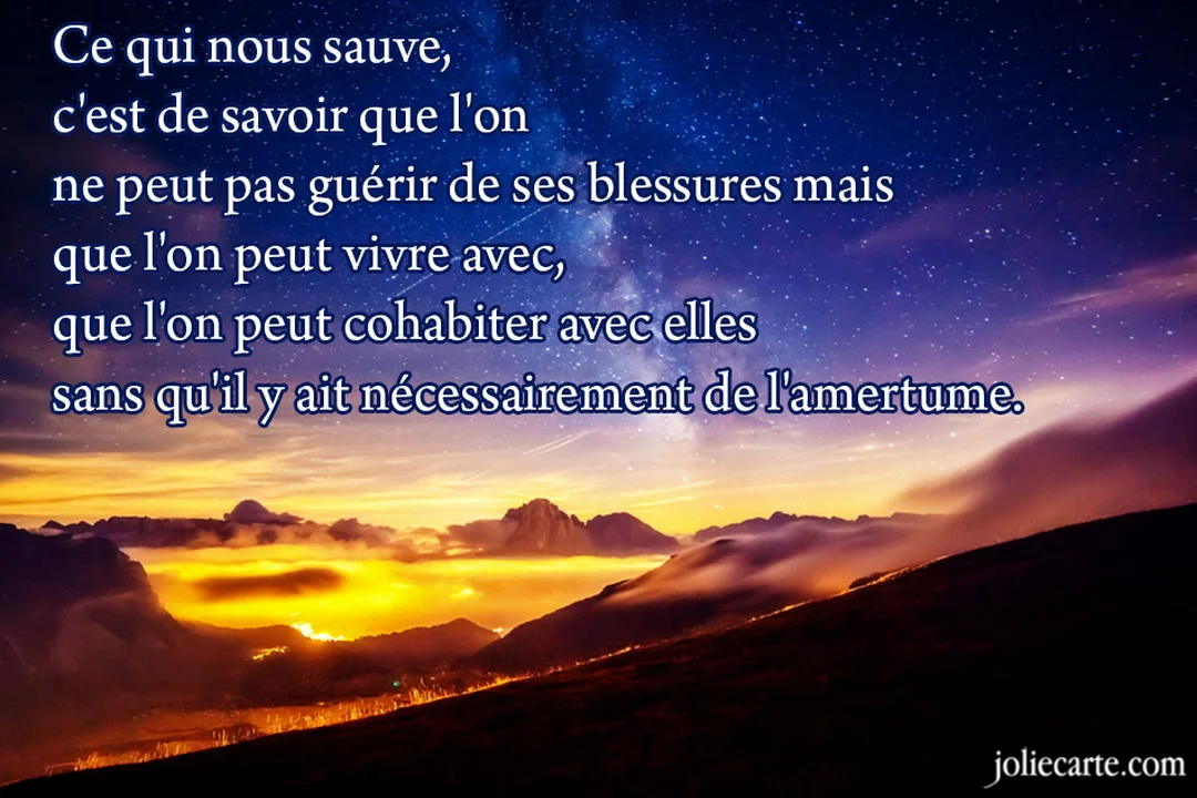 Une citation sur l'acceptation des blessures est écrite en blanc sur un magnifique paysage de montagnes au crépuscule, sous une voie lactée lumineuse.