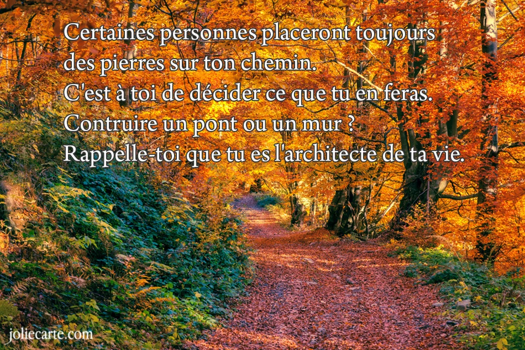 Un sentier forestier couvert de feuilles mortes en automne, bordé d'arbres aux couleurs chaudes, avec un texte de citation superposé.