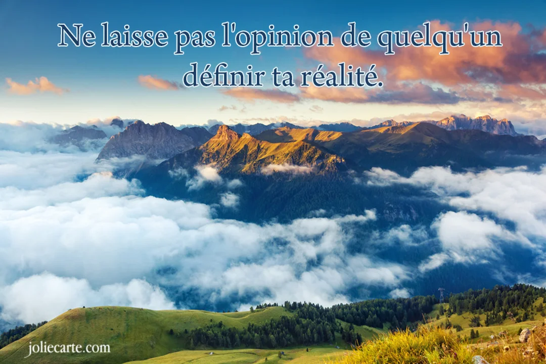 Vue panoramique de sommets montagneux émergeant d'une mer de nuages sous un ciel clair, avec une citation inspirante superposée en haut.