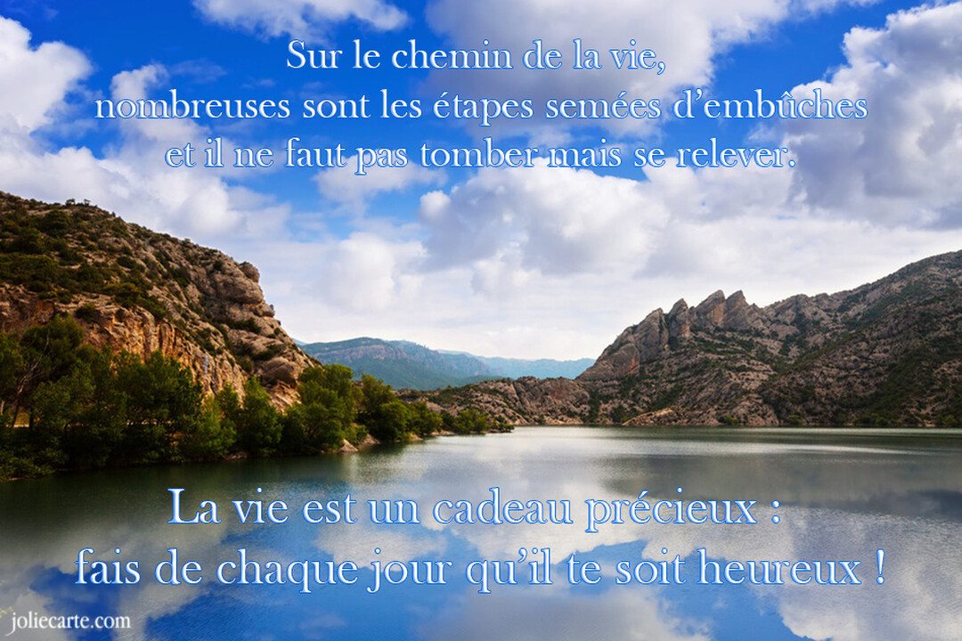 Paysage naturel serein montrant un lac calme reflétant un ciel bleu nuageux, entouré de montagnes rocheuses verdoyantes et d'un texte inspirant.