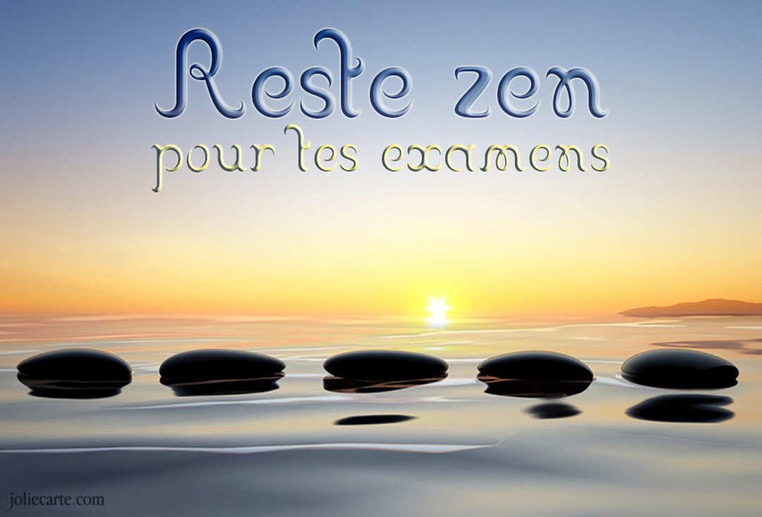 Paysage serein au lever du soleil avec cinq galets noirs alignés sur une eau calme, sous le texte 'Reste zen pour tes examens'.