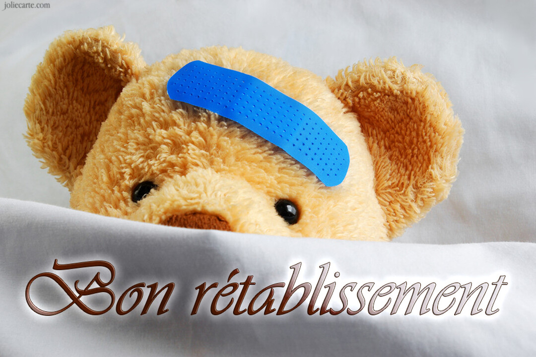Un ours en peluche marron est dans un lit blanc, avec un pansement bleu sur le front, symbolisant un souhait de bon rétablissement.