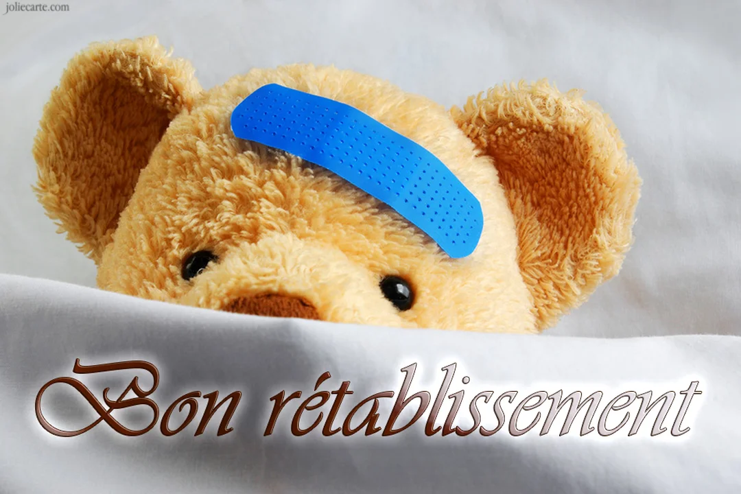 Un ours en peluche marron est dans un lit blanc, avec un pansement bleu sur le front, symbolisant un souhait de bon rétablissement.