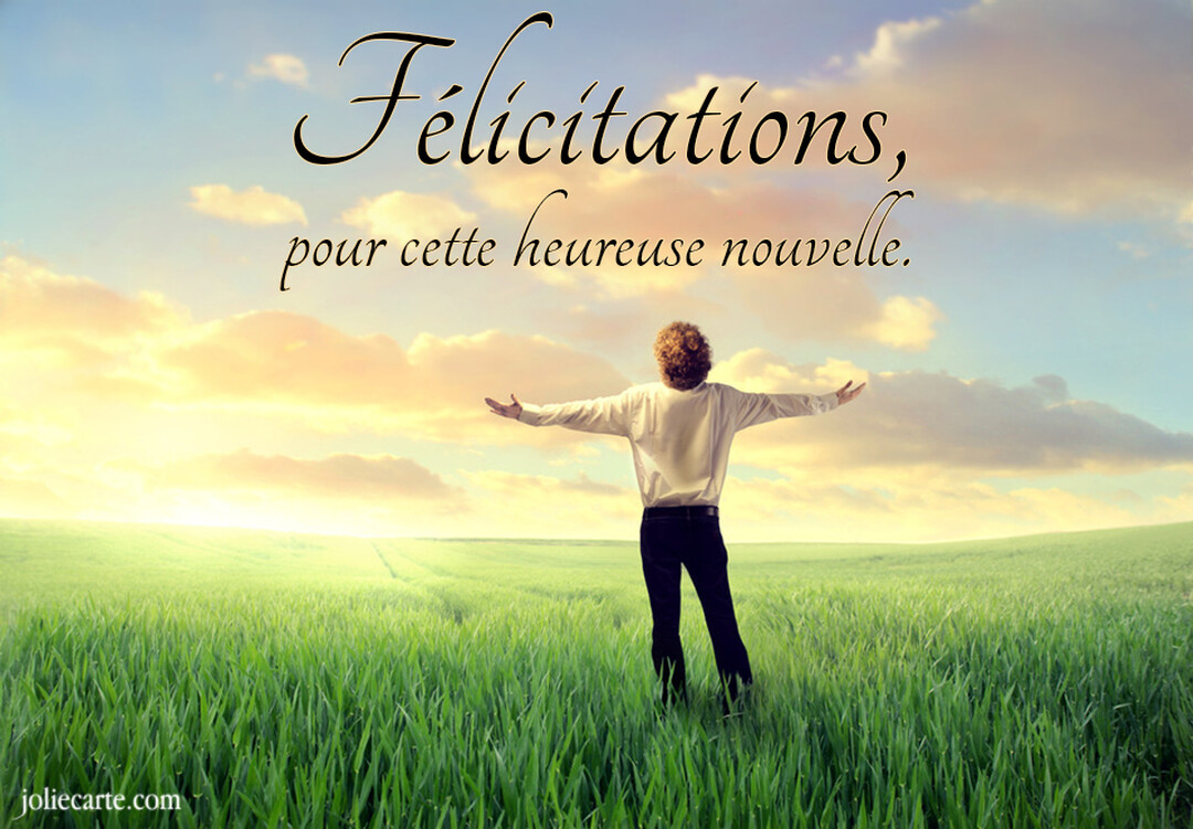 Un homme aux cheveux bouclés, vu de dos, se tient dans une prairie verdoyante, les bras écartés face à un ciel clair et doré.