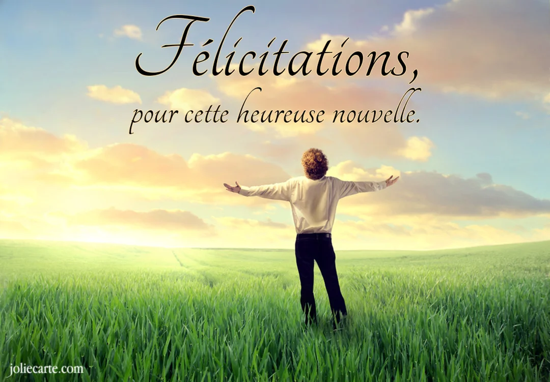 Un homme aux cheveux bouclés, vu de dos, se tient dans une prairie verdoyante, les bras écartés face à un ciel clair et doré.