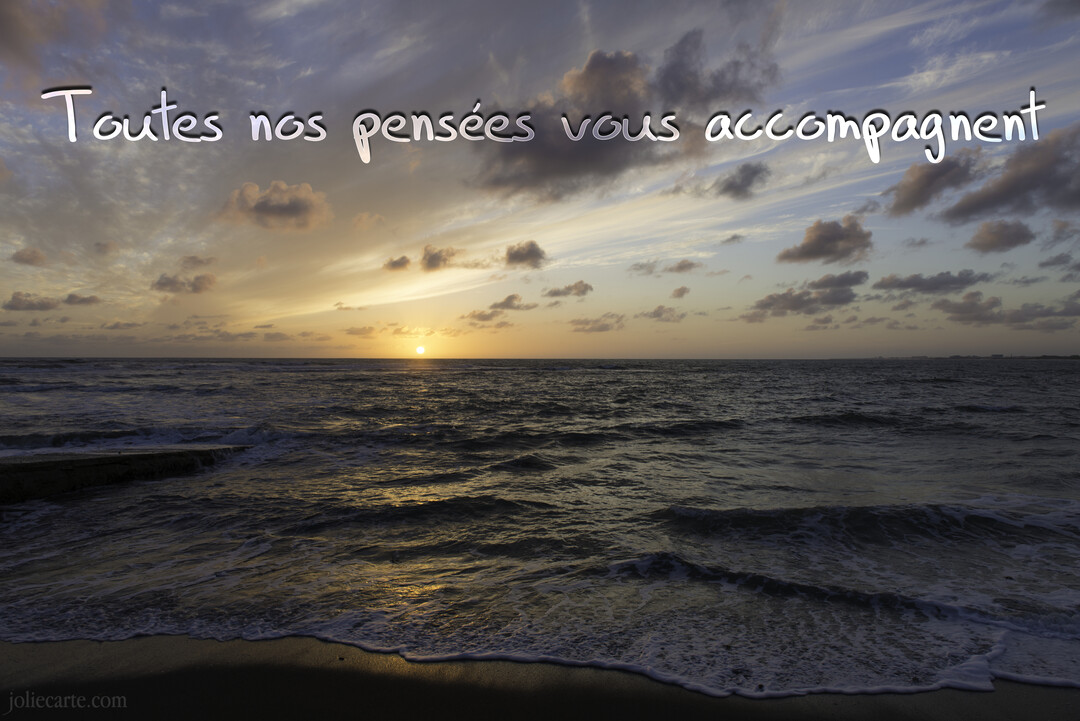 Un paysage marin au coucher du soleil avec des vagues calmes et un ciel nuageux, portant l'inscription "Toutes nos pensées vous accompagnent".