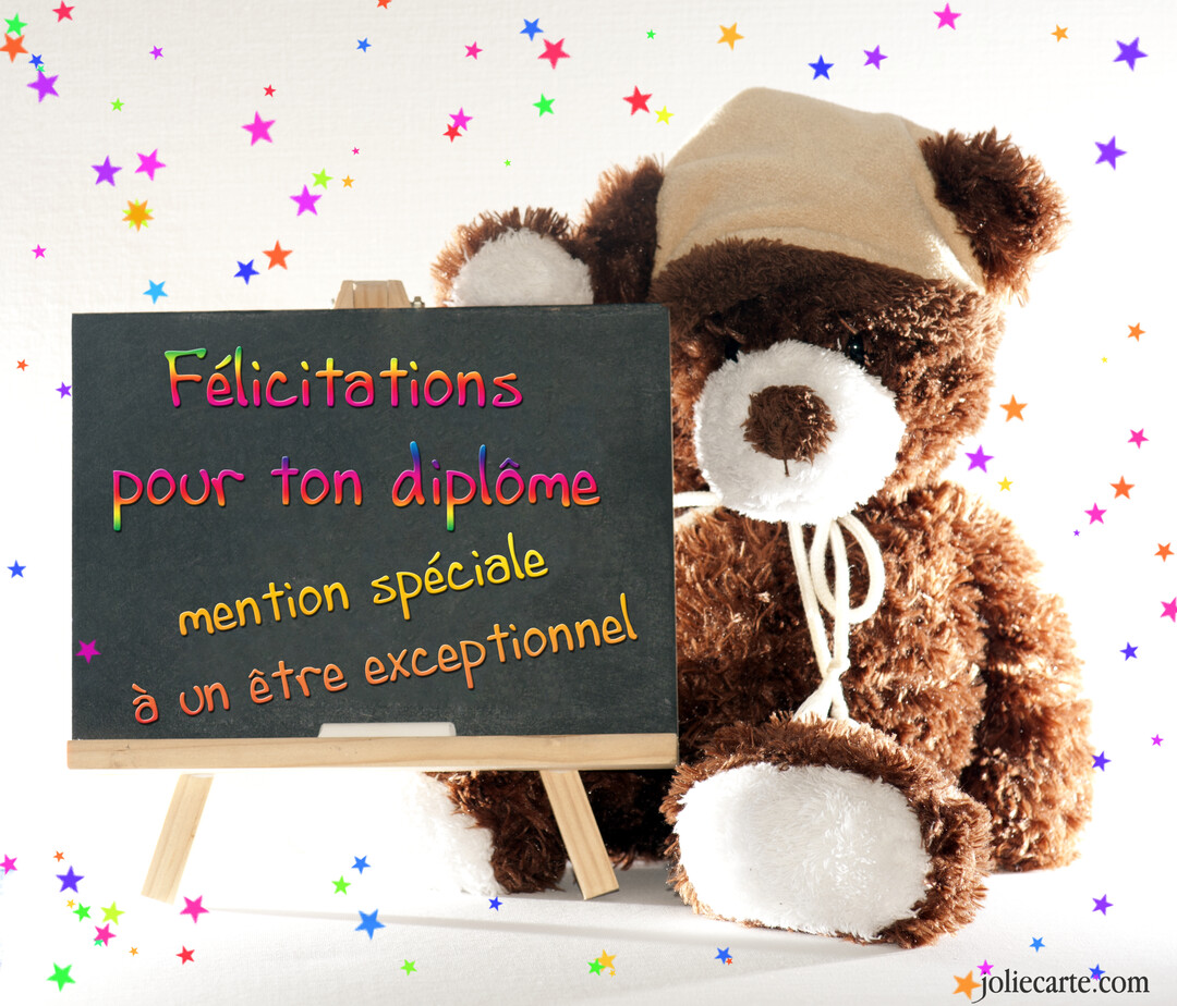 Un ours en peluche marron est assis à côté d'un petit tableau noir sur lequel est écrit un message de félicitations pour un diplôme.