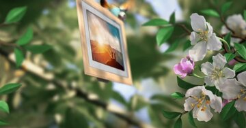 Carte animée 'Passe une bonne journée'. Un cadre photo sur une table de jardin, avec un colibri voletant près de fleurs blanches.