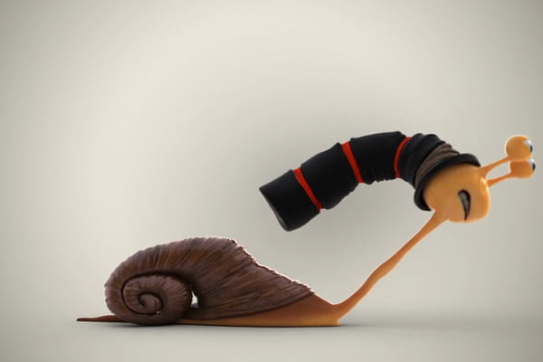 Carte animée d'un escargot humoristique qui se débarrasse de son casque de course pour profiter tranquillement du week-end.