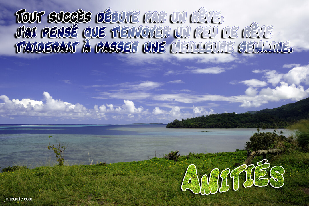 Paysage de carte postale d'une côte tropicale avec une mer turquoise, un ciel bleu nuageux et un message d'amitié pour une bonne semaine.