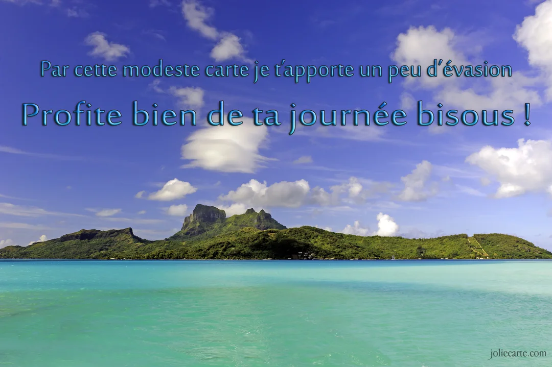 Une carte photo d'un paysage d'île paradisiaque avec une montagne verte luxuriante, une mer turquoise scintillante sous un ciel bleu parsemé de nuages.