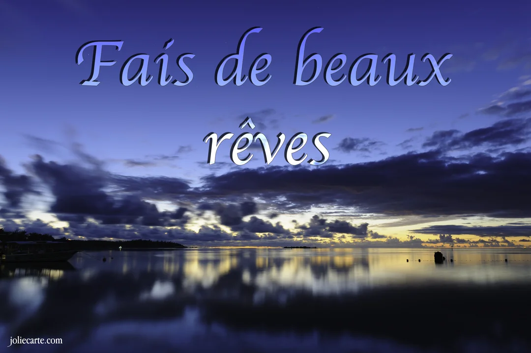 Un paysage nocturne calme au bord de l'eau, où un ciel crépusculaire bleu et violet se reflète sur la surface paisible de la mer.