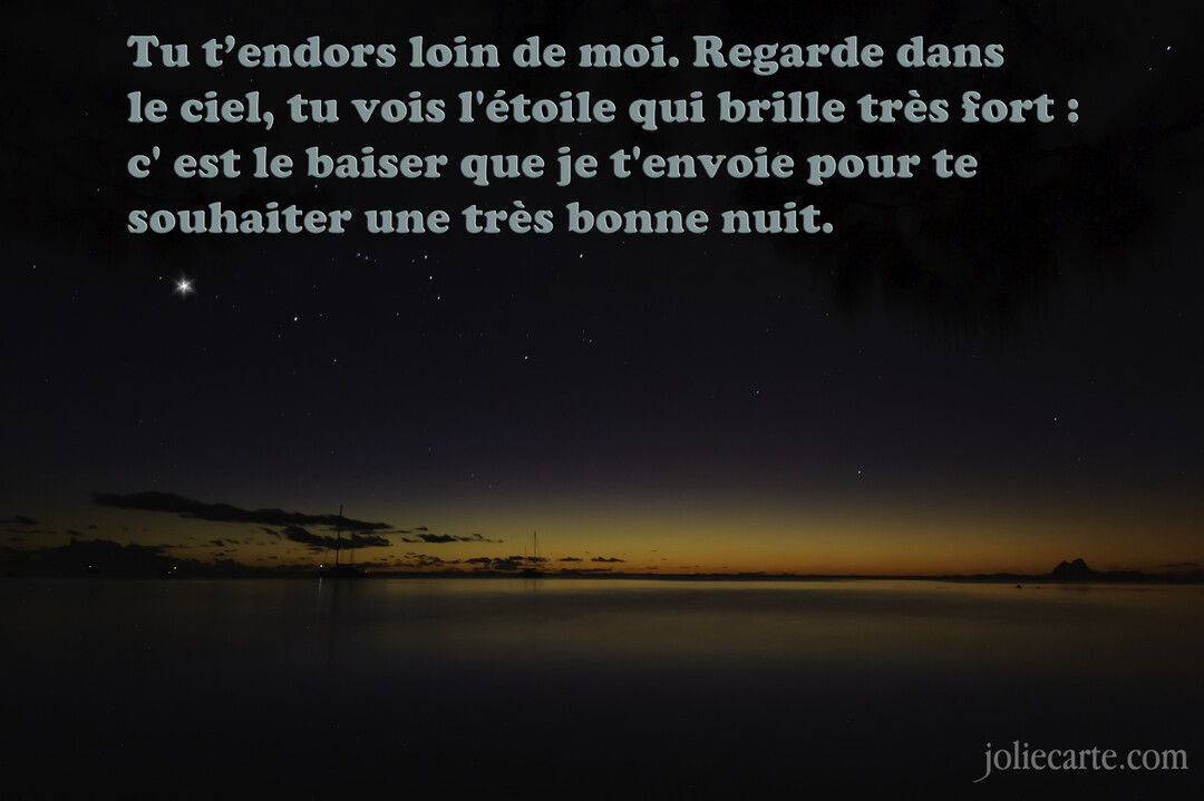 Une photographie nocturne d'un ciel rempli d'étoiles au-dessus d'une mer calme, avec une lueur dorée à l'horizon et un texte superposé.