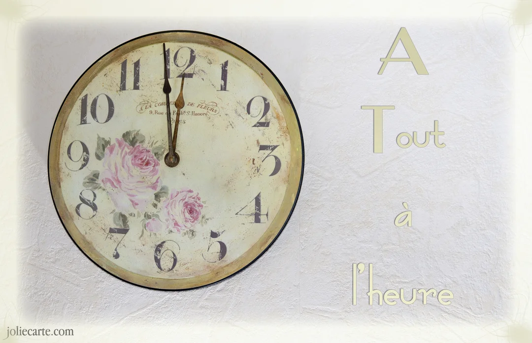 Une horloge murale de style rétro avec des roses sur le cadran, à côté du texte 'A tout à l'heure' sur un fond blanc texturé.