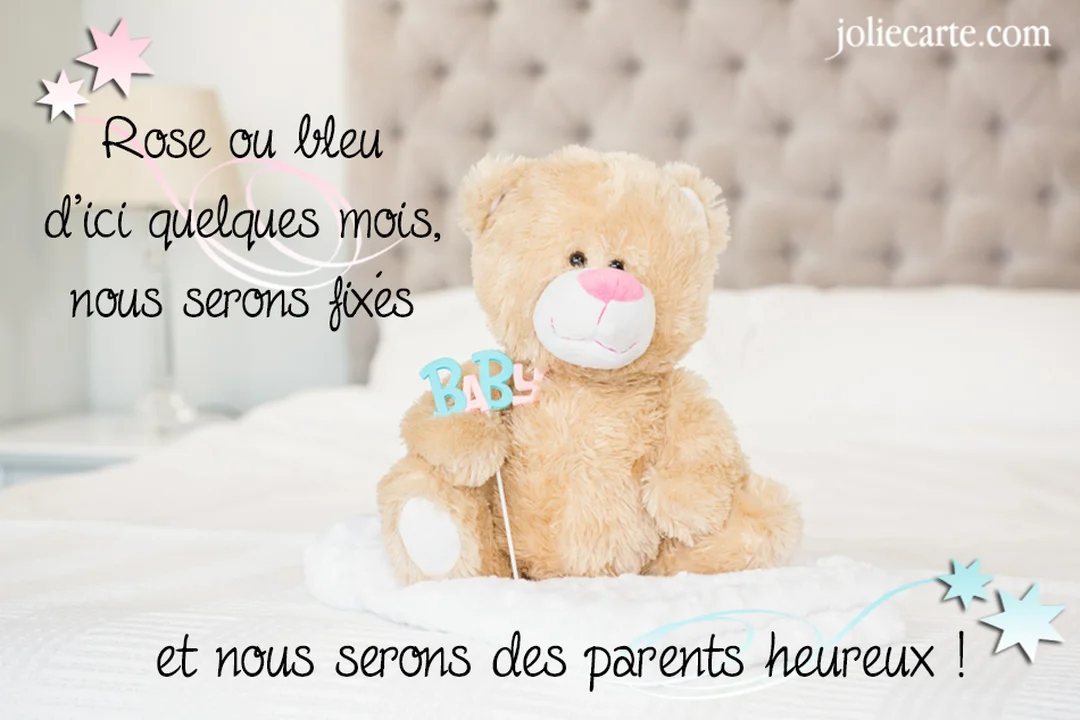 Un adorable ours en peluche marron est assis sur un lit blanc, tenant un petit écriteau pastel où est écrit le mot 'Baby'.