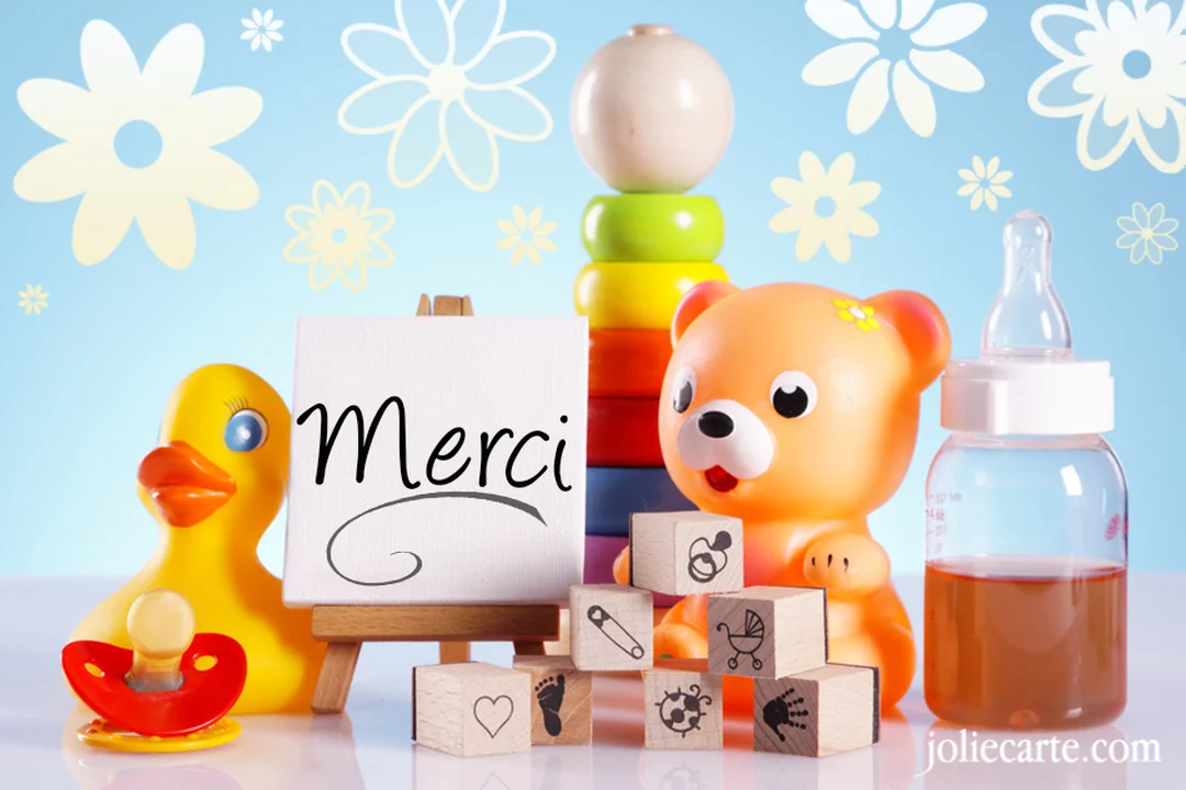 Une composition photographique de jouets pour bébé, dont un canard et un ours, entourant une petite toile sur un chevalet où est écrit 'Merci'.