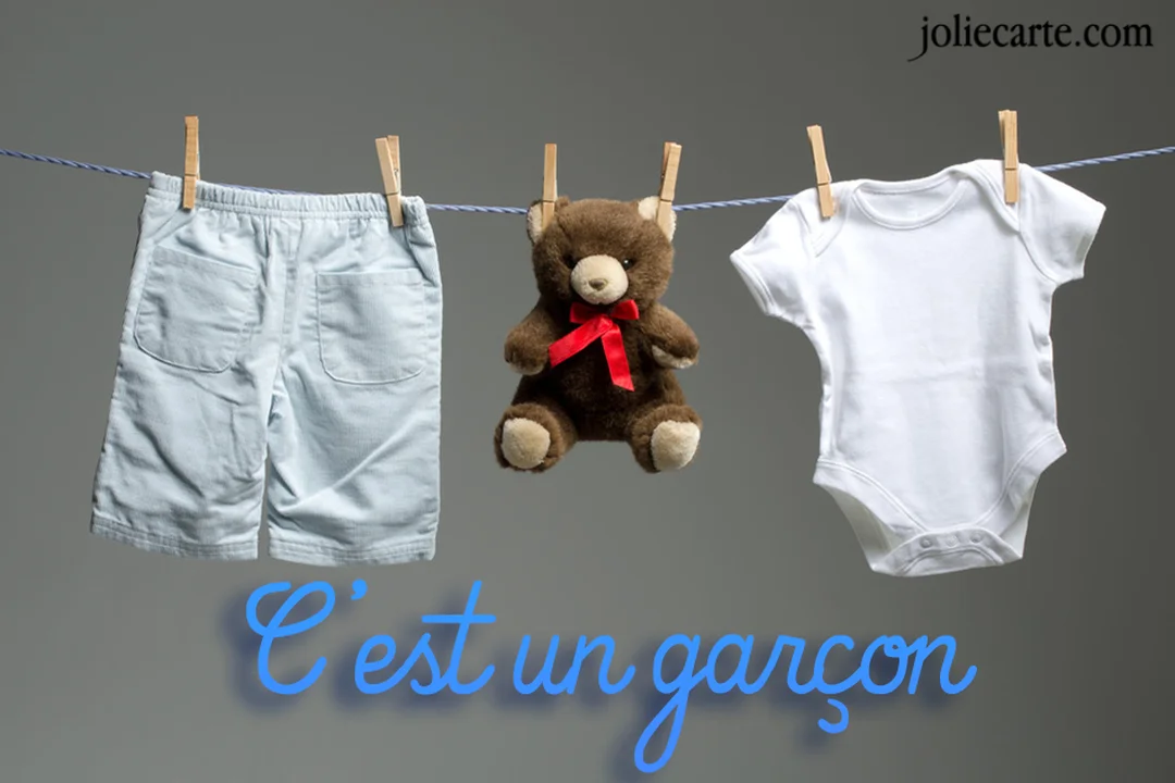 Un short bleu en velours, un petit ours en peluche et un body de bébé blanc sont accrochés avec des pinces à linge sur un fil.