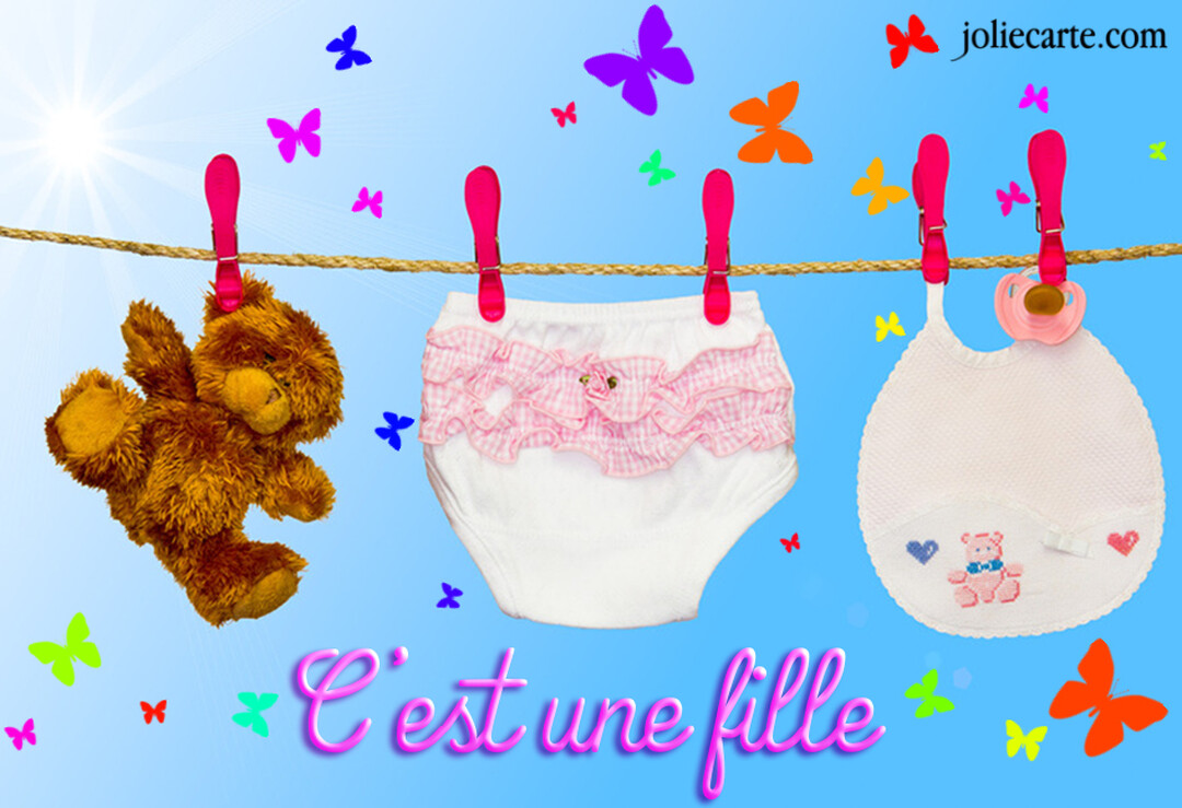 Sur un fond de ciel bleu ensoleillé, des vêtements de bébé fille et un ours en peluche sont étendus sur un fil à linge.