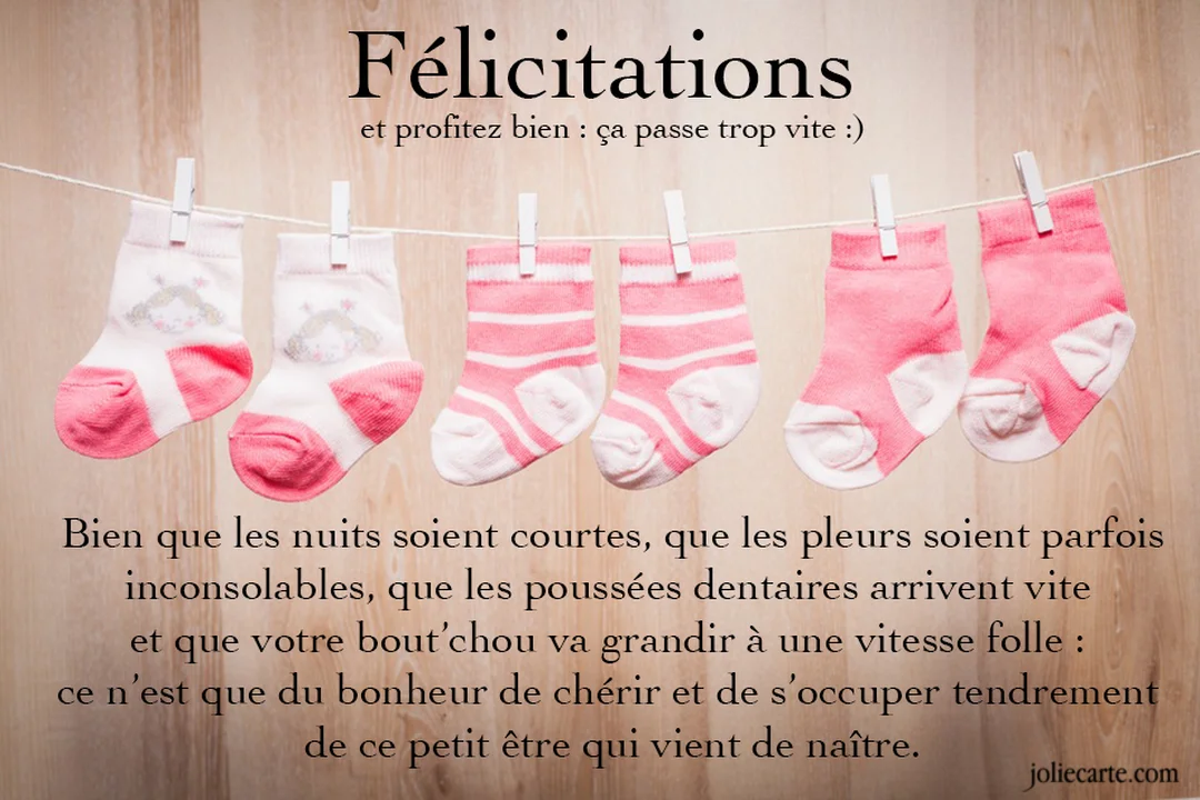 Sur un fond imitation bois, trois paires de chaussettes de bébé roses et blanches sont suspendues à un fil par des épingles à linge.