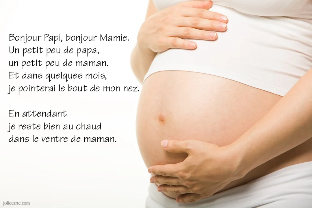 Gros plan sur le ventre arrondi d'une femme enceinte, ses mains posées tendrement dessus, sur un fond blanc pur et lumineux.