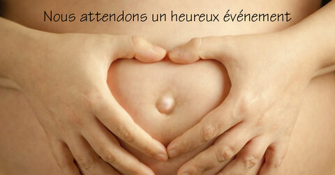 Mains formant un cœur sur le ventre arrondi d'une femme enceinte pour annoncer un heureux événement.