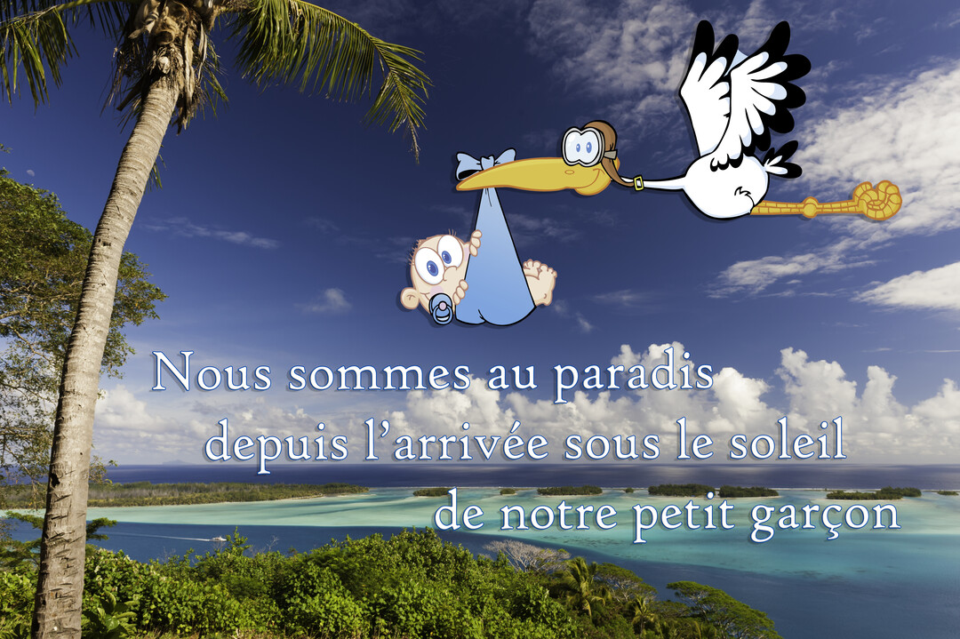 Une cigogne en dessin animé avec un casque d'aviateur livre un bébé garçon au-dessus d'une mer turquoise et d'îles tropicales verdoyantes.