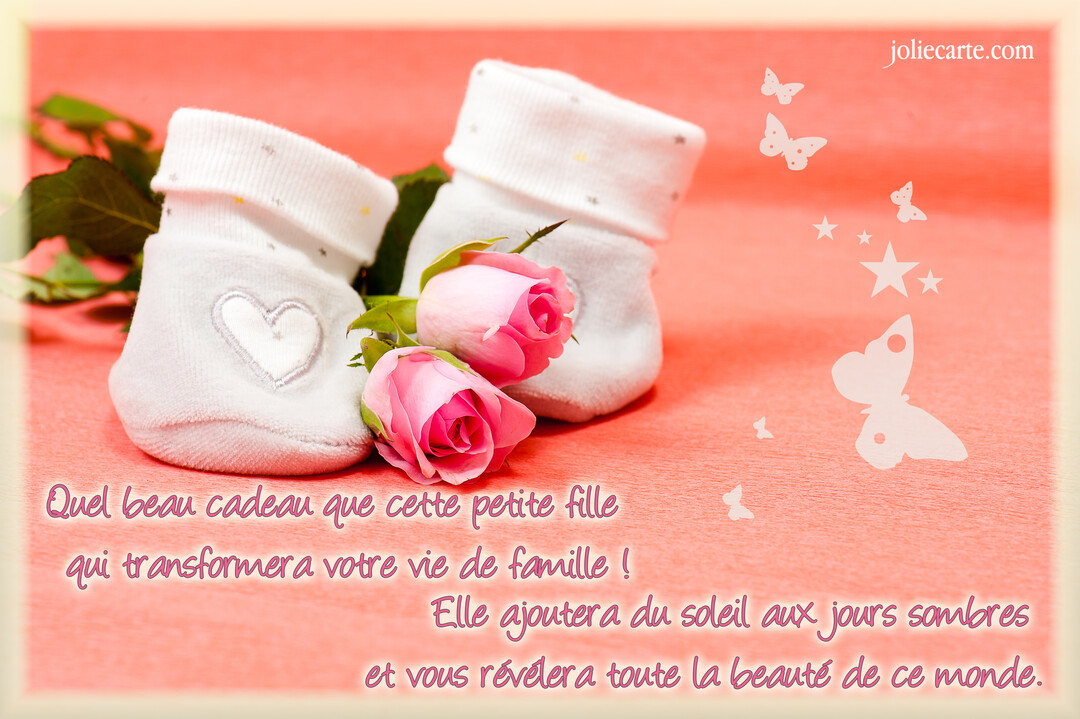 Une composition photographique présente une paire de chaussons de bébé blancs et des roses roses sur un fond texturé de couleur corail.