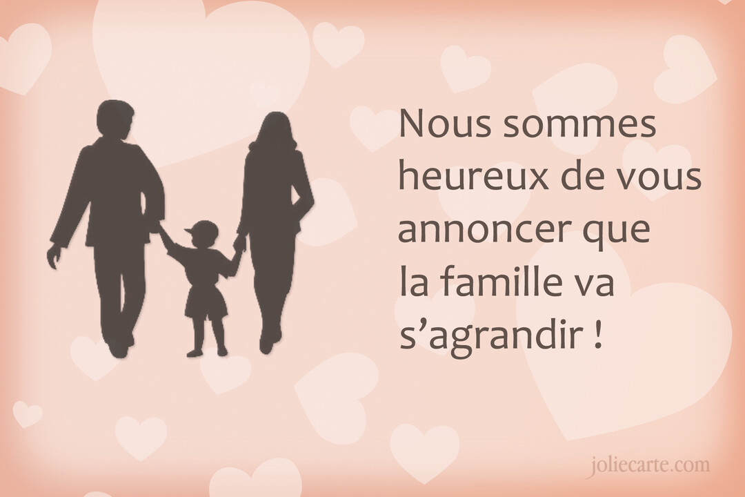Une carte d'annonce de grossesse montrant la silhouette d'une famille marchant main dans la main sur un fond rose doux orné de cœurs.