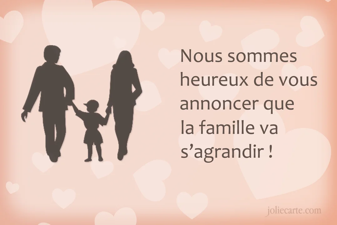 Une carte d'annonce de grossesse montrant la silhouette d'une famille marchant main dans la main sur un fond rose doux orné de cœurs.