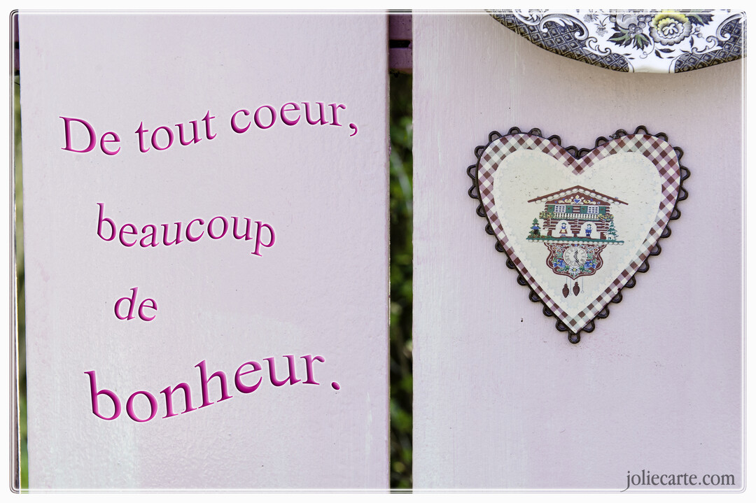 Carte de mariage au style rustique avec un message de vœux et une décoration en forme de cœur illustrant un coucou suisse.