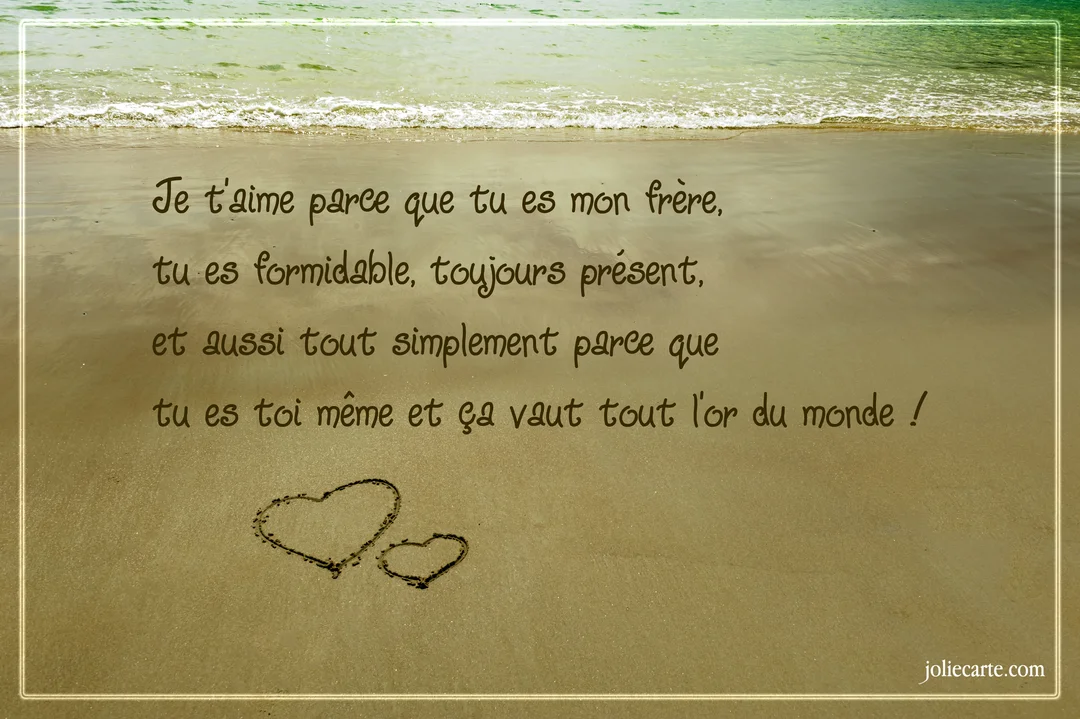 Une plage de sable fin au bord de l'océan, avec un message d'affection pour un frère et deux cœurs dessinés sur le sable.