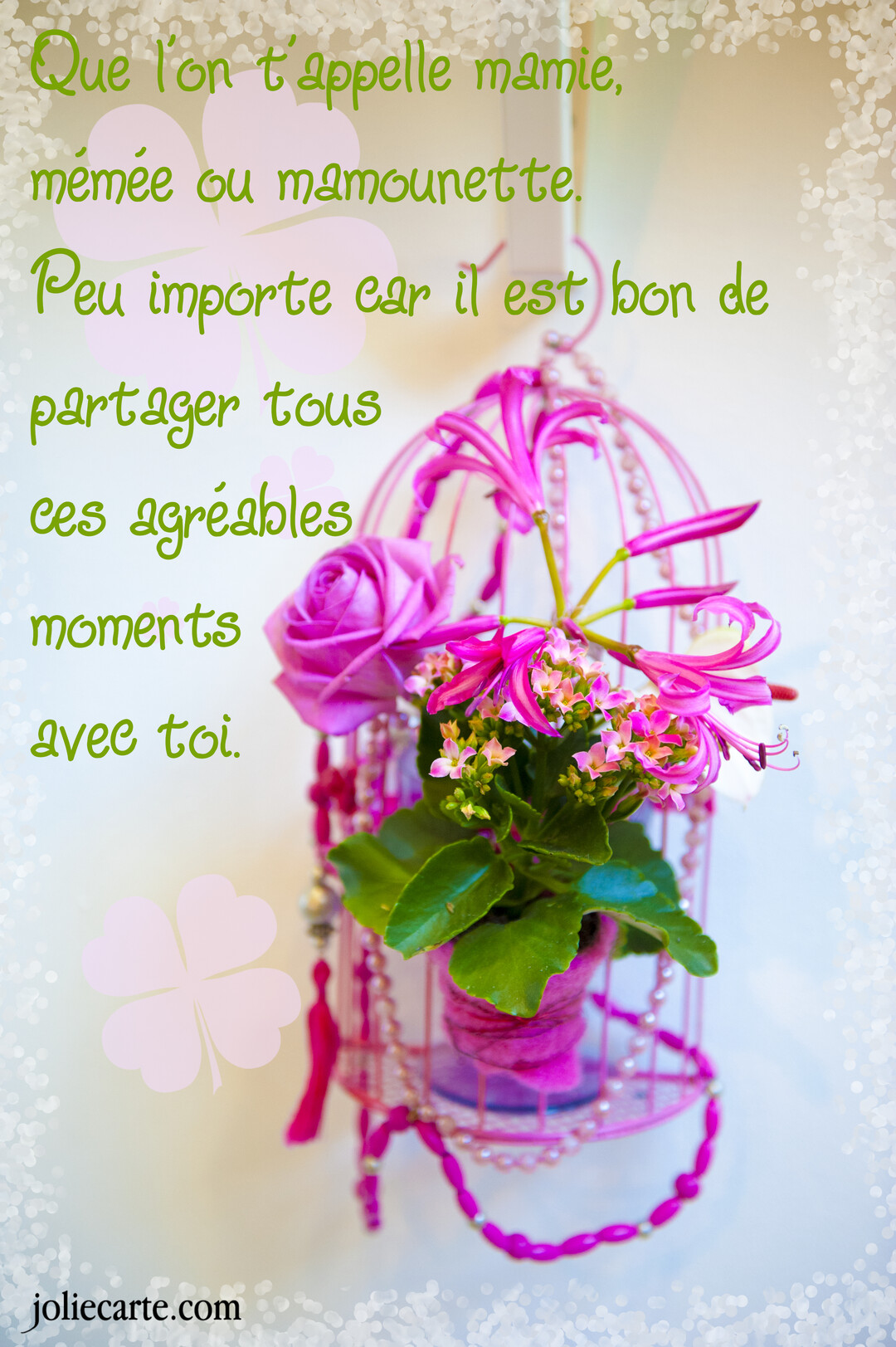 Une composition florale avec des fleurs roses et fuchsia dans une cage décorative rose, sur un fond clair avec un texte affectueux.