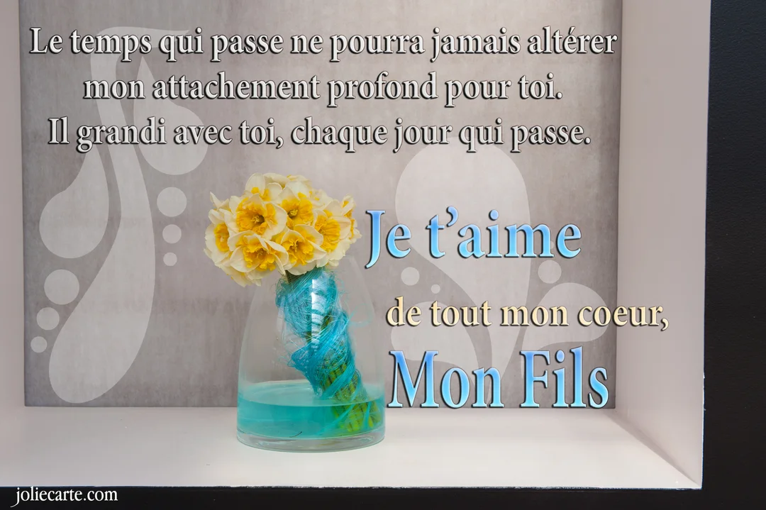 Un petit bouquet de narcisses jaunes dans un vase en verre posé sur une étagère, avec un message d'amour pour un fils.