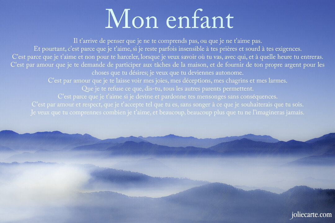 Un long poème blanc sur l'amour parental est superposé à un paysage de montagnes bleues enveloppées d'une mer de nuages.