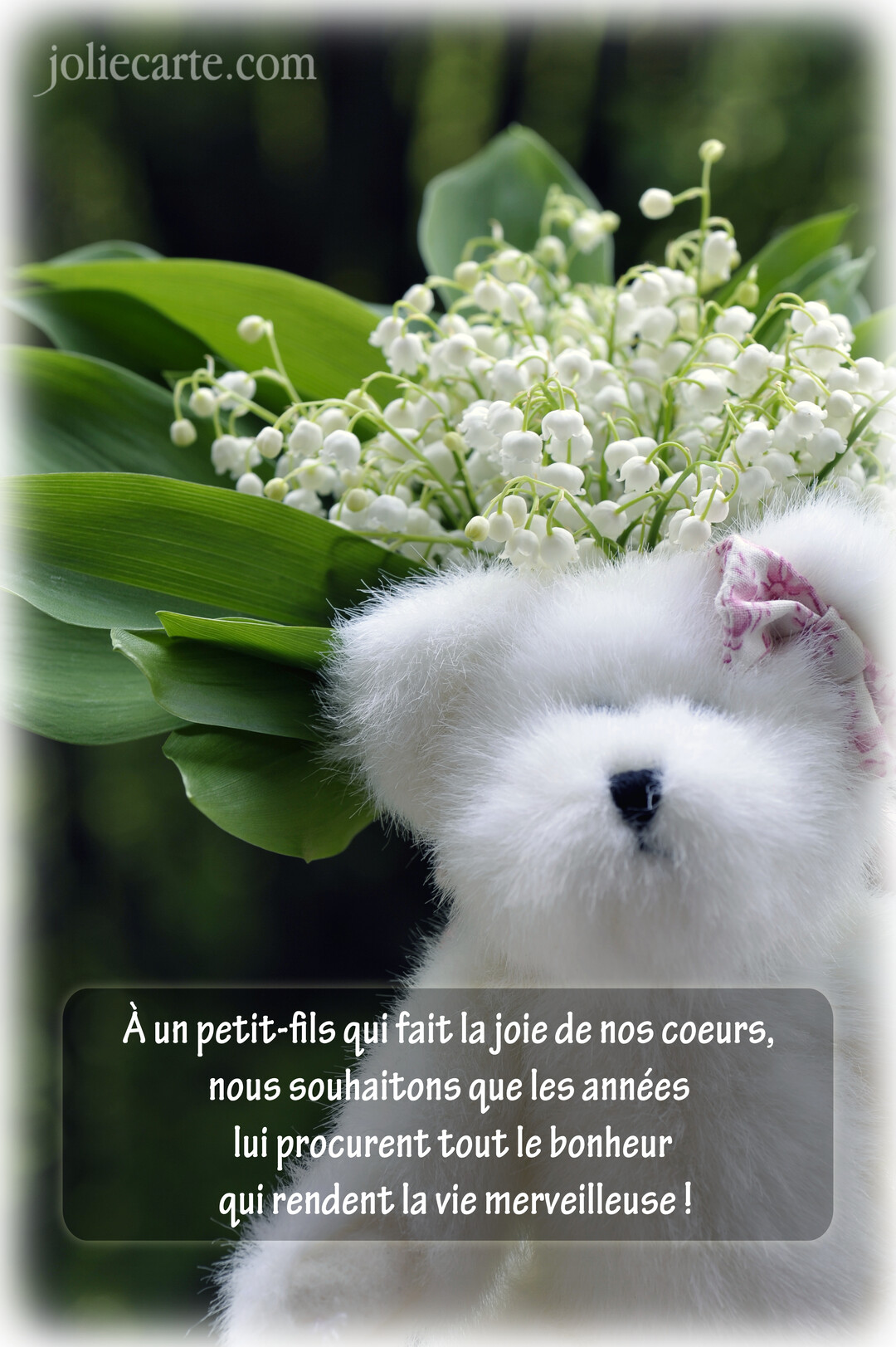 Un ours en peluche blanc tout doux tient un bouquet de muguet, sur un fond vert naturel avec un effet de flou artistique.