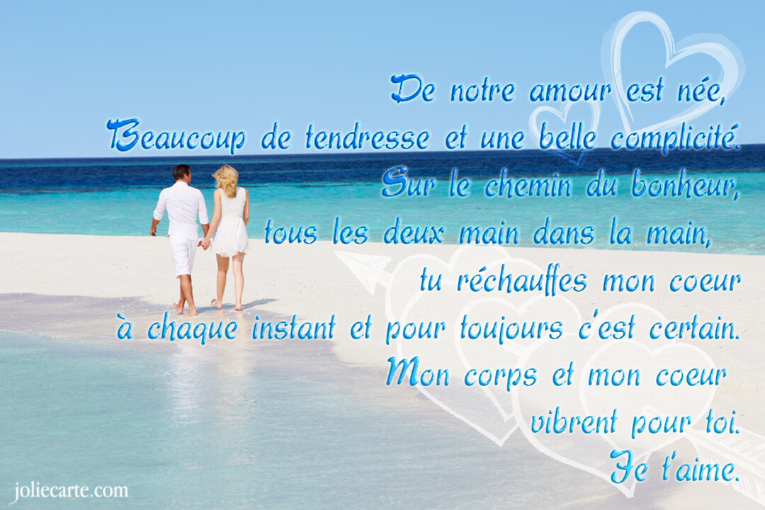 Vue de dos d'un couple en blanc marchant main dans la main sur une plage de sable fin, au bord d'une mer turquoise.