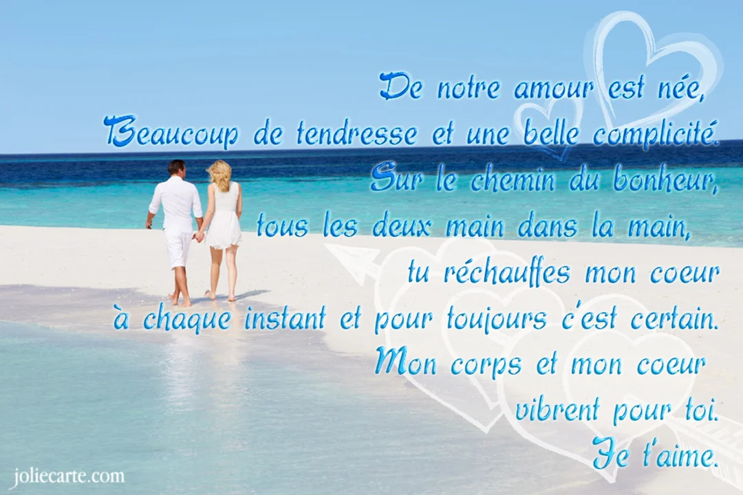 Vue de dos d'un couple en blanc marchant main dans la main sur une plage de sable fin, au bord d'une mer turquoise.