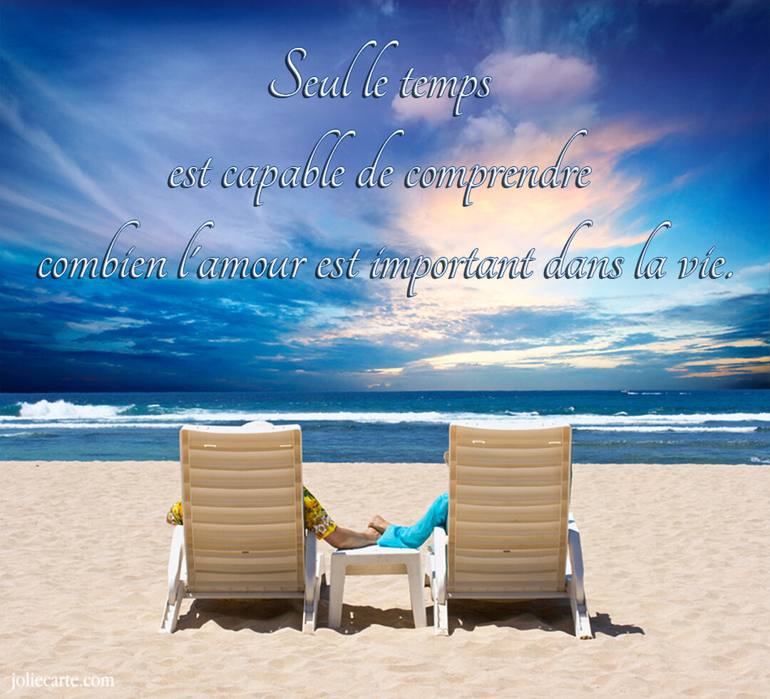 Vue de dos d'un couple assis sur des chaises longues sur une plage de sable, contemplant un ciel nuageux au-dessus de l'océan.