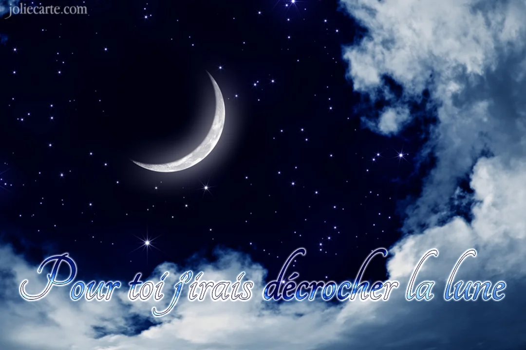 Un ciel de nuit sombre et étoilé avec un croissant de lune lumineux, des nuages vaporeux et une inscription poétique en bas.