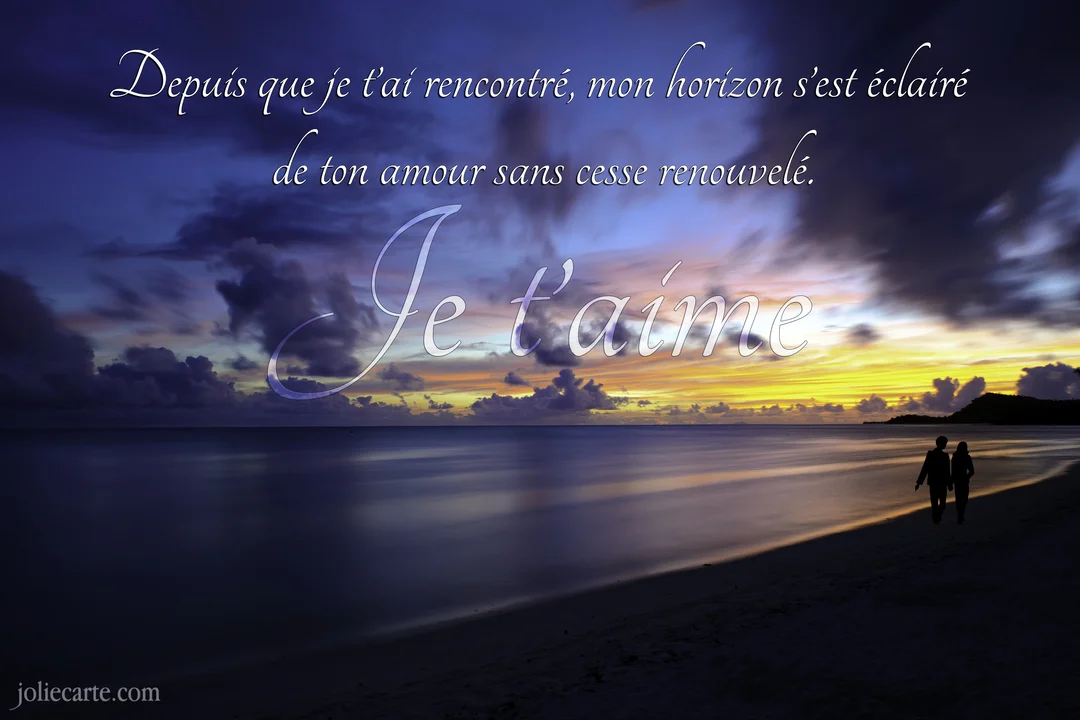 Un couple se promène main dans la main sur une plage de sable fin, sous un ciel de crépuscule aux teintes orangées et violettes.