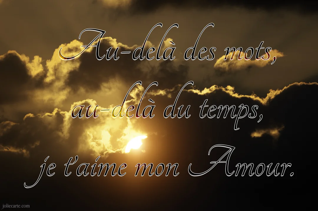 Un ciel sombre et nuageux est illuminé par un soleil éclatant, avec une déclaration d'amour écrite en lettres calligraphiées blanches et dorées.